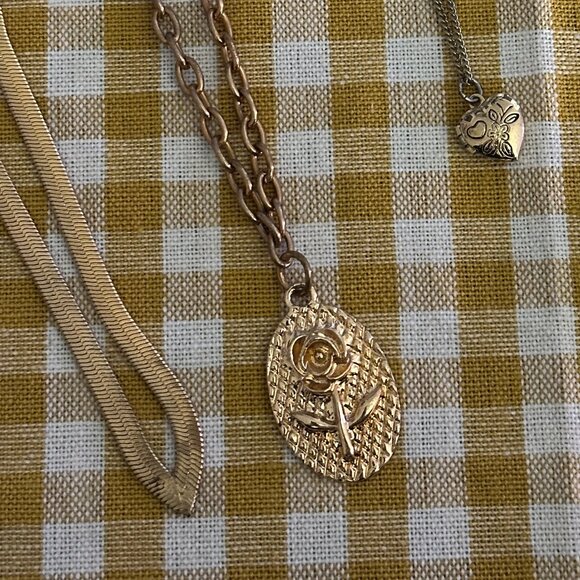 Assorted Gold Costume Jewelry Necklaces - Picture 2 of 3